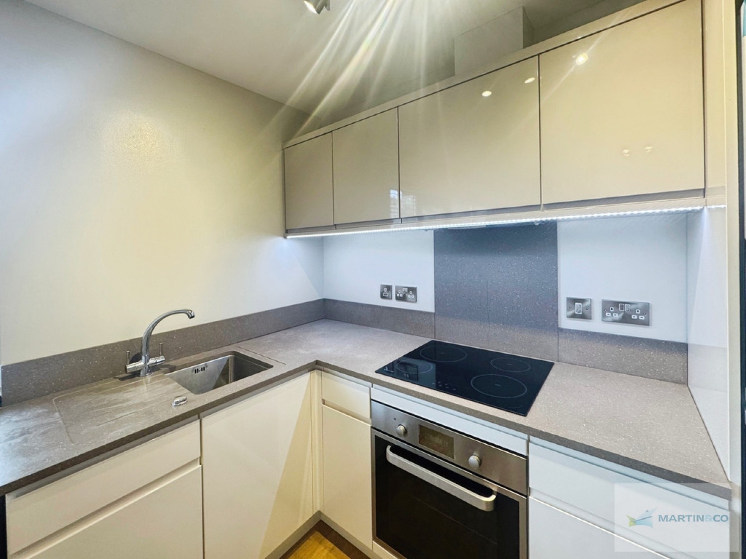 2 bedroom Flat for Sale The Hamptons