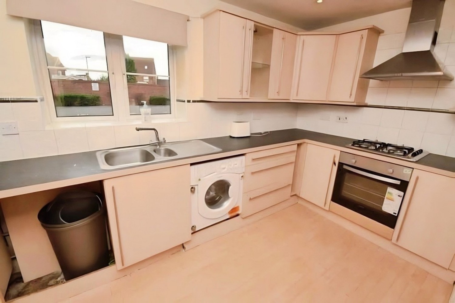 3 bedroom Flat for Letting Cunningham Avenue