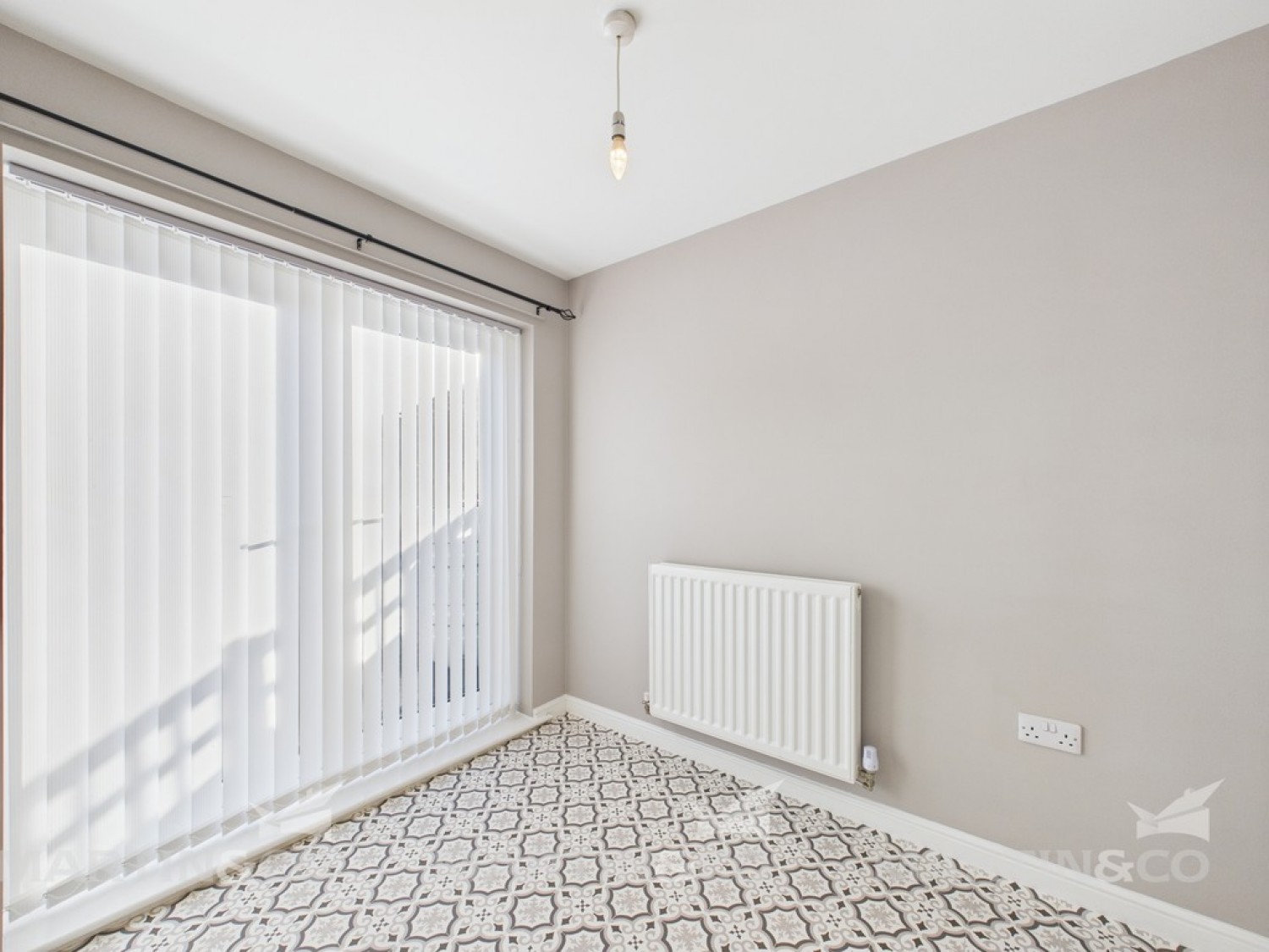 Northfield Avenue, Toll Bar