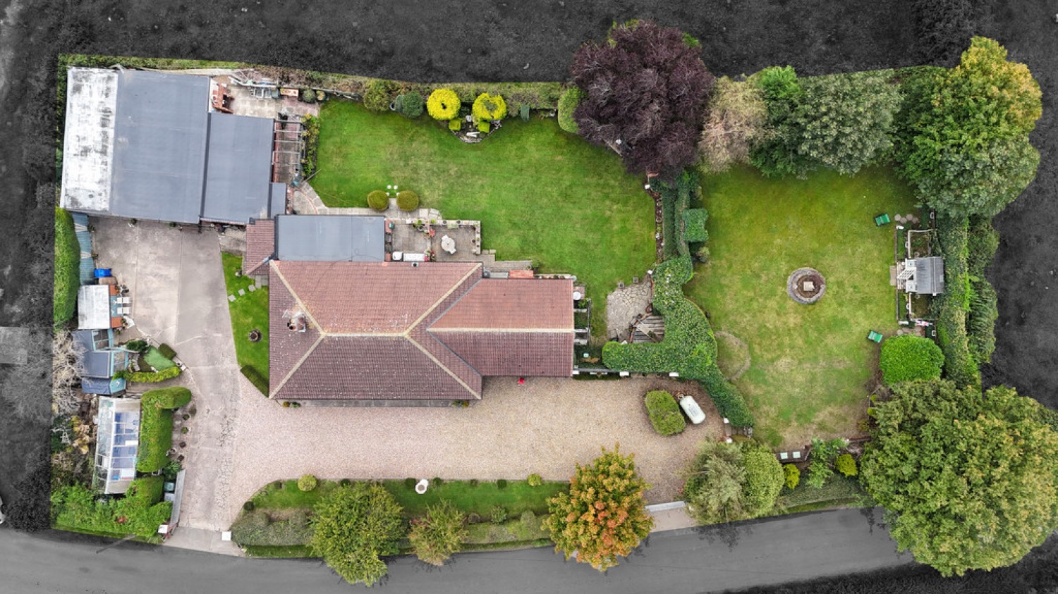 5 bedroom Bungalow in Willow Bridge Lane , Moss