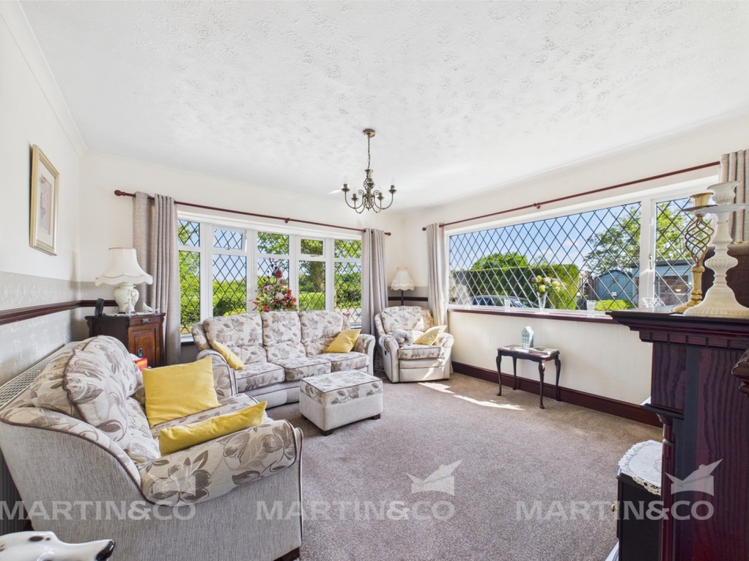 5 bedroom Bungalow in Willow Bridge Lane , Moss