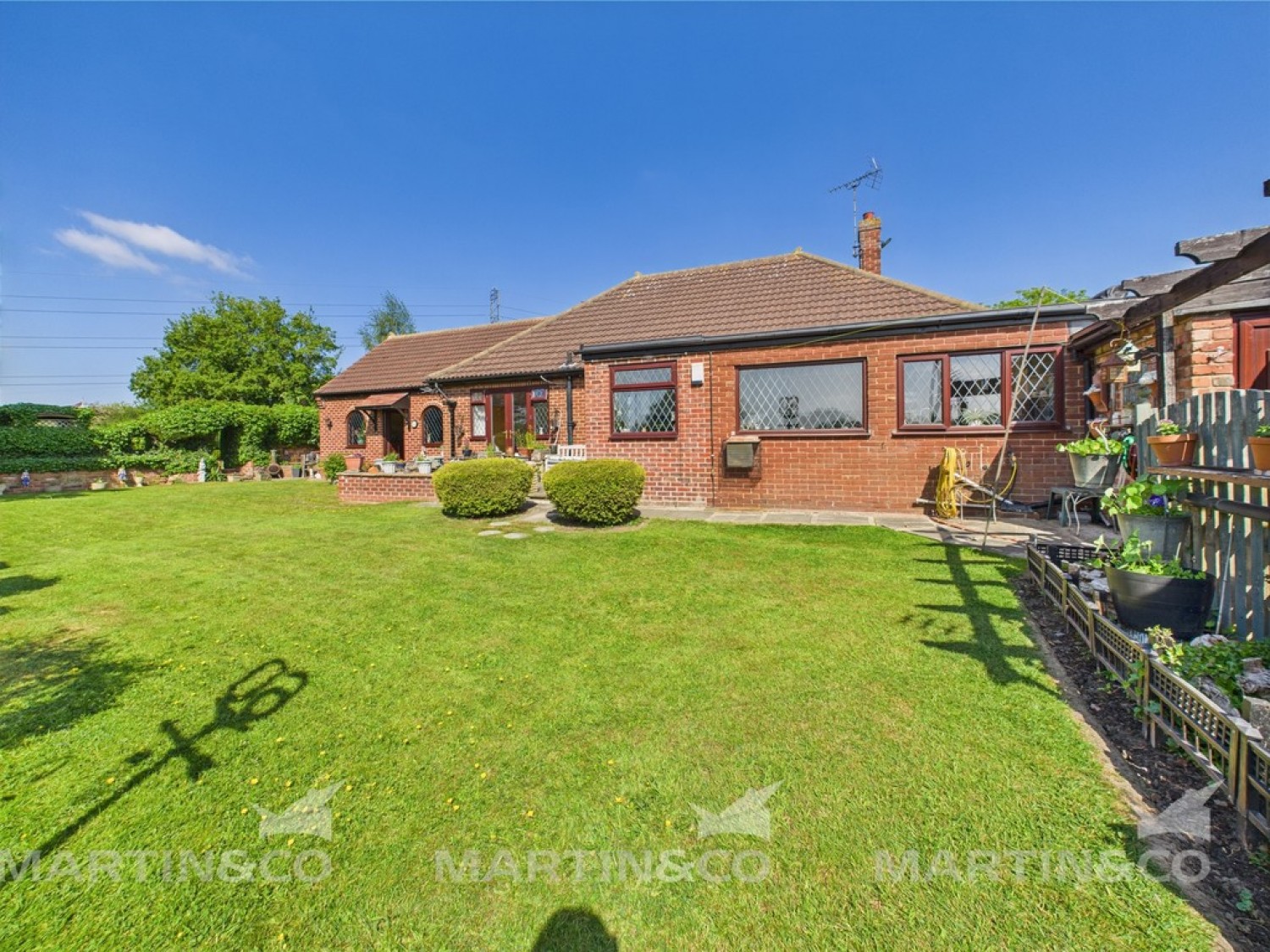 5 bedroom Bungalow in Willow Bridge Lane , Moss