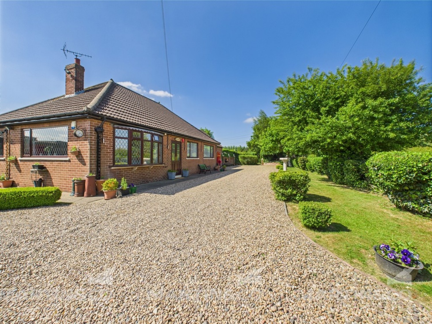 5 bedroom Bungalow in Willow Bridge Lane , Moss