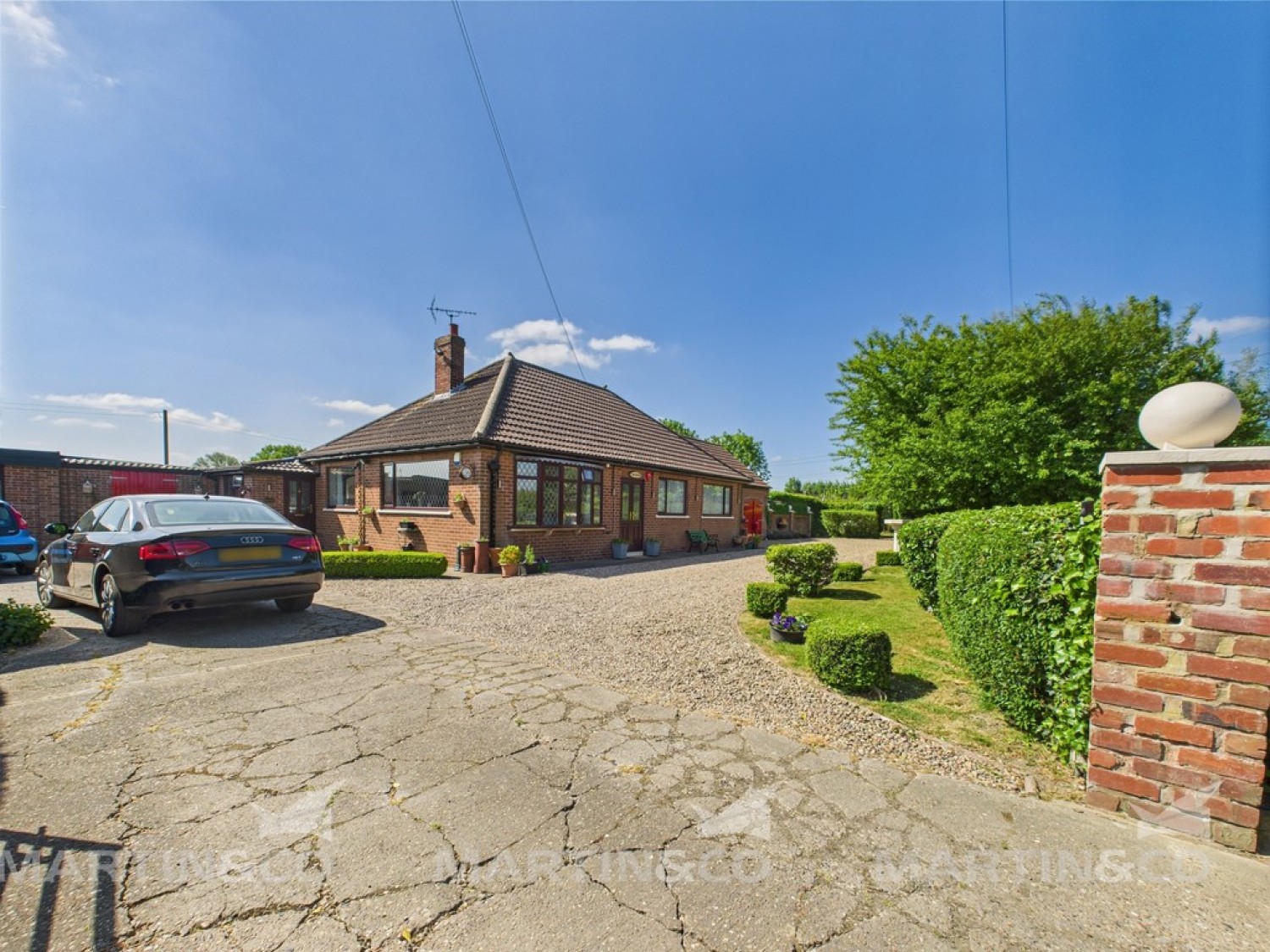 5 bedroom Bungalow in Willow Bridge Lane , Moss