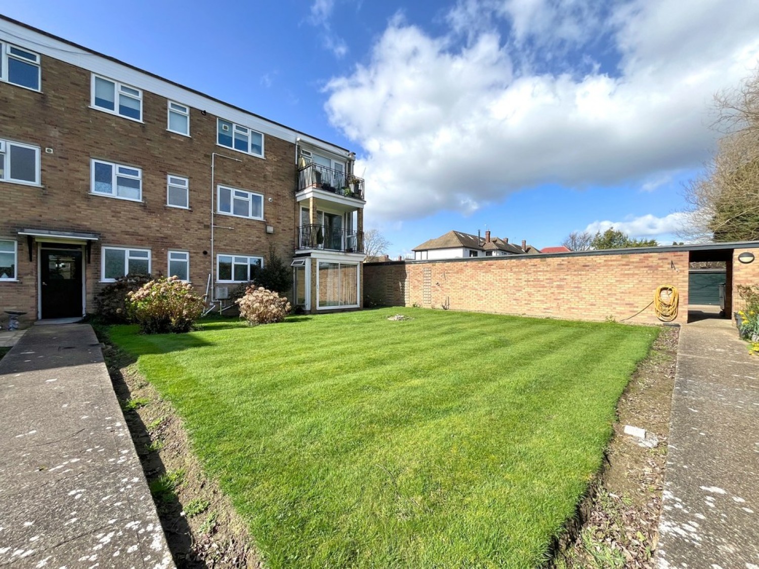 3 bedroom Flat for Letting Fairways, Wyatts Drive, Thorpe Bay