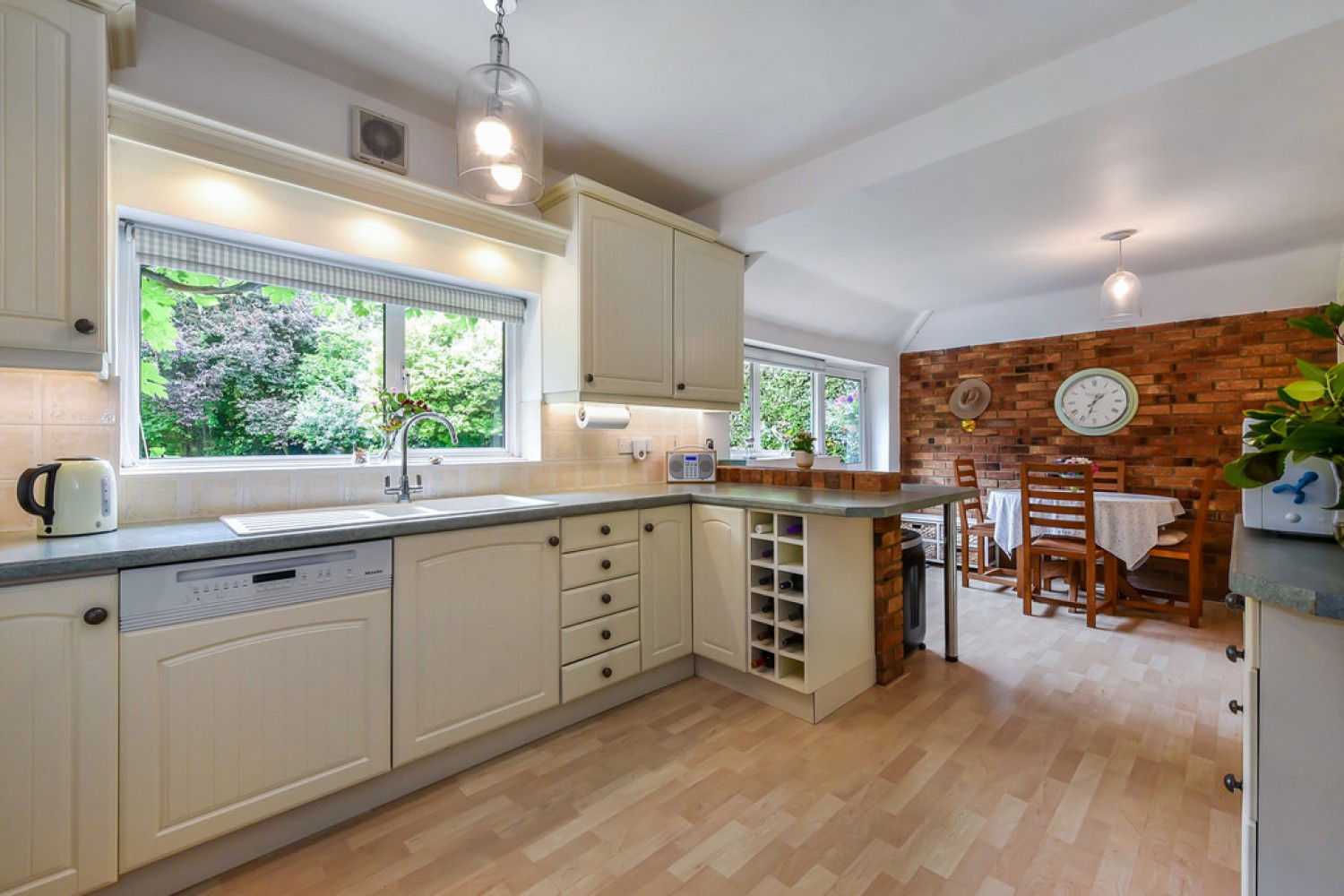 4 bedroom House for Sale Andover Road North, Winchester