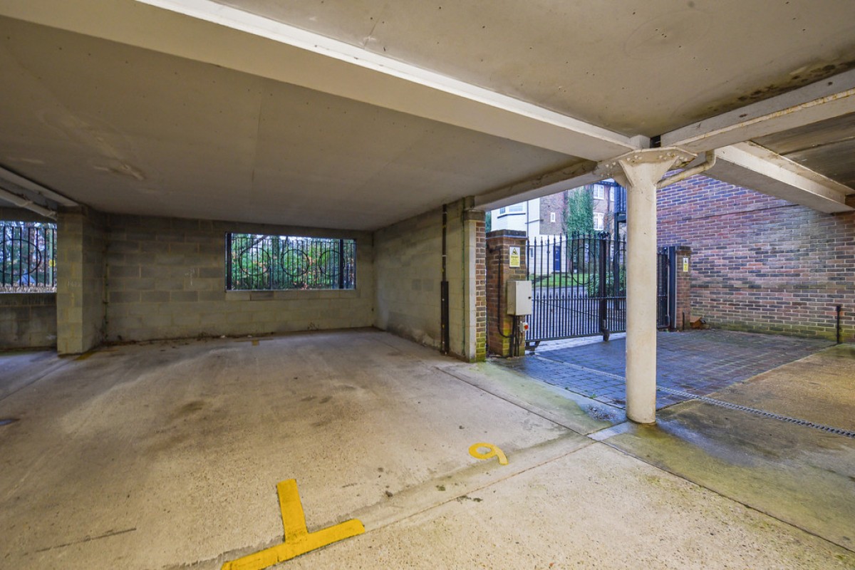 Sarum Court, Sarum Road