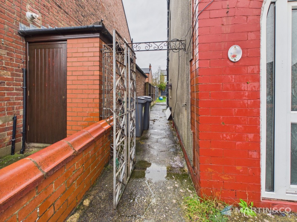 Highbury Avenue, Layton