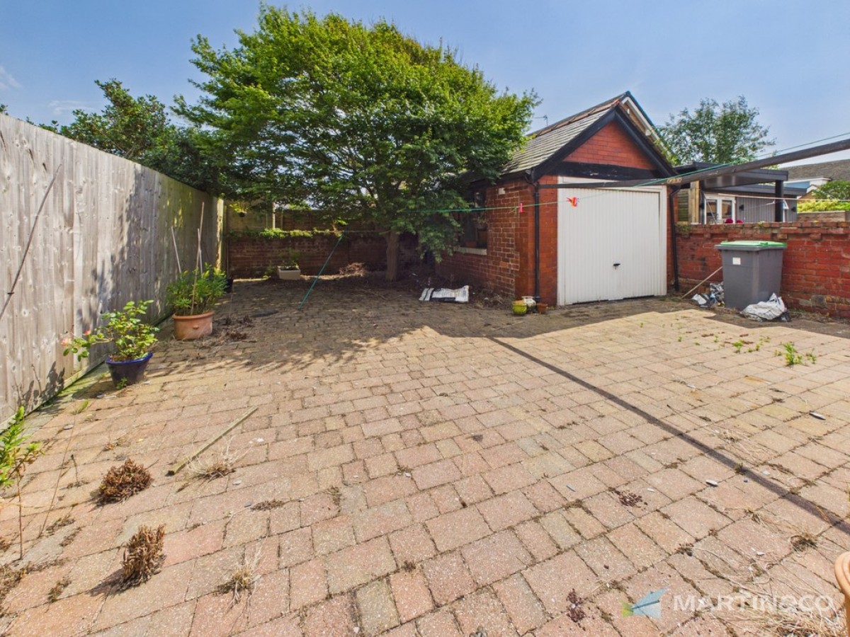Faringdon Avenue, Blackpool, FY4