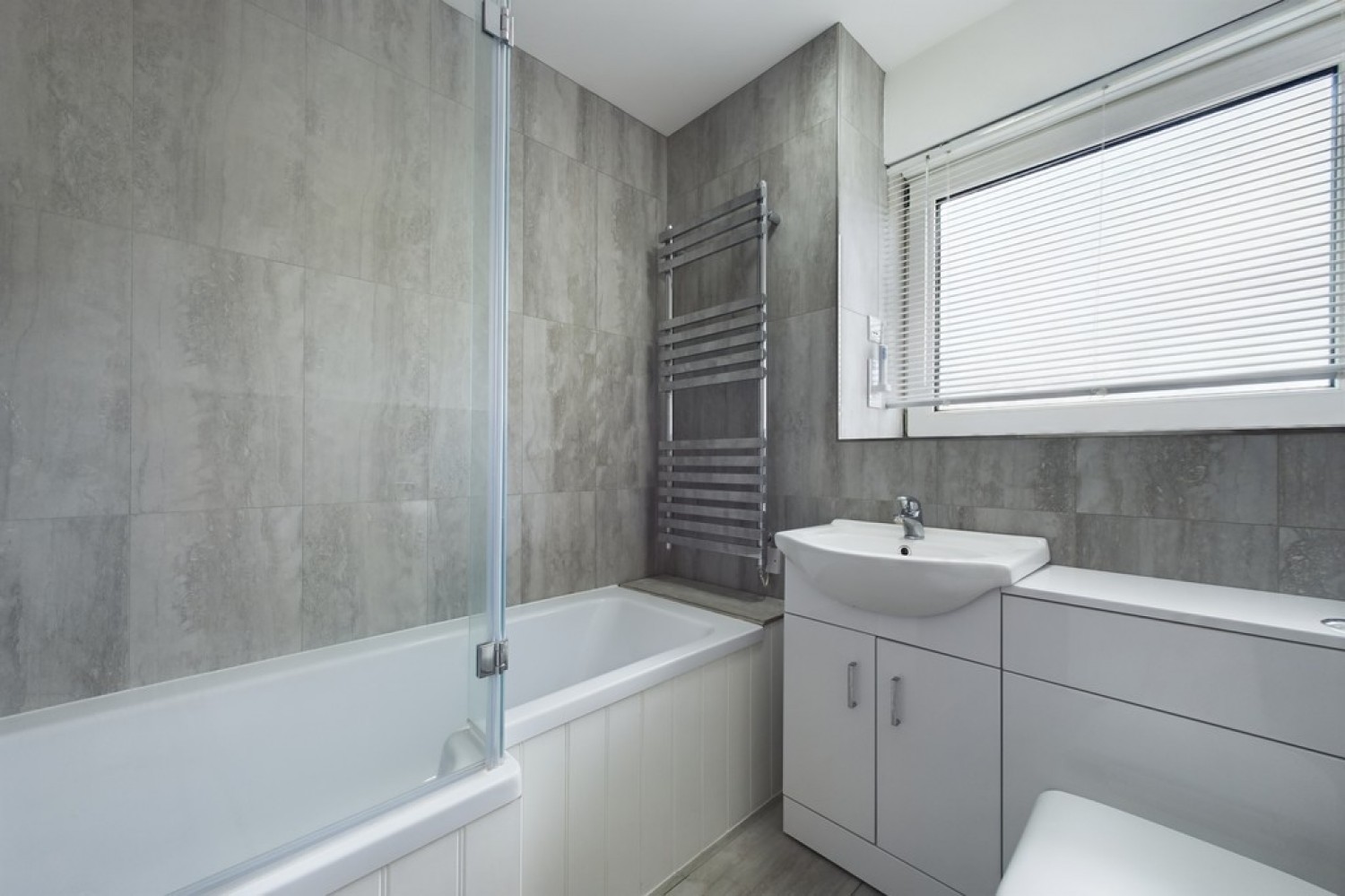 2 bedroom Flat in Dixwell Road, Folkestone