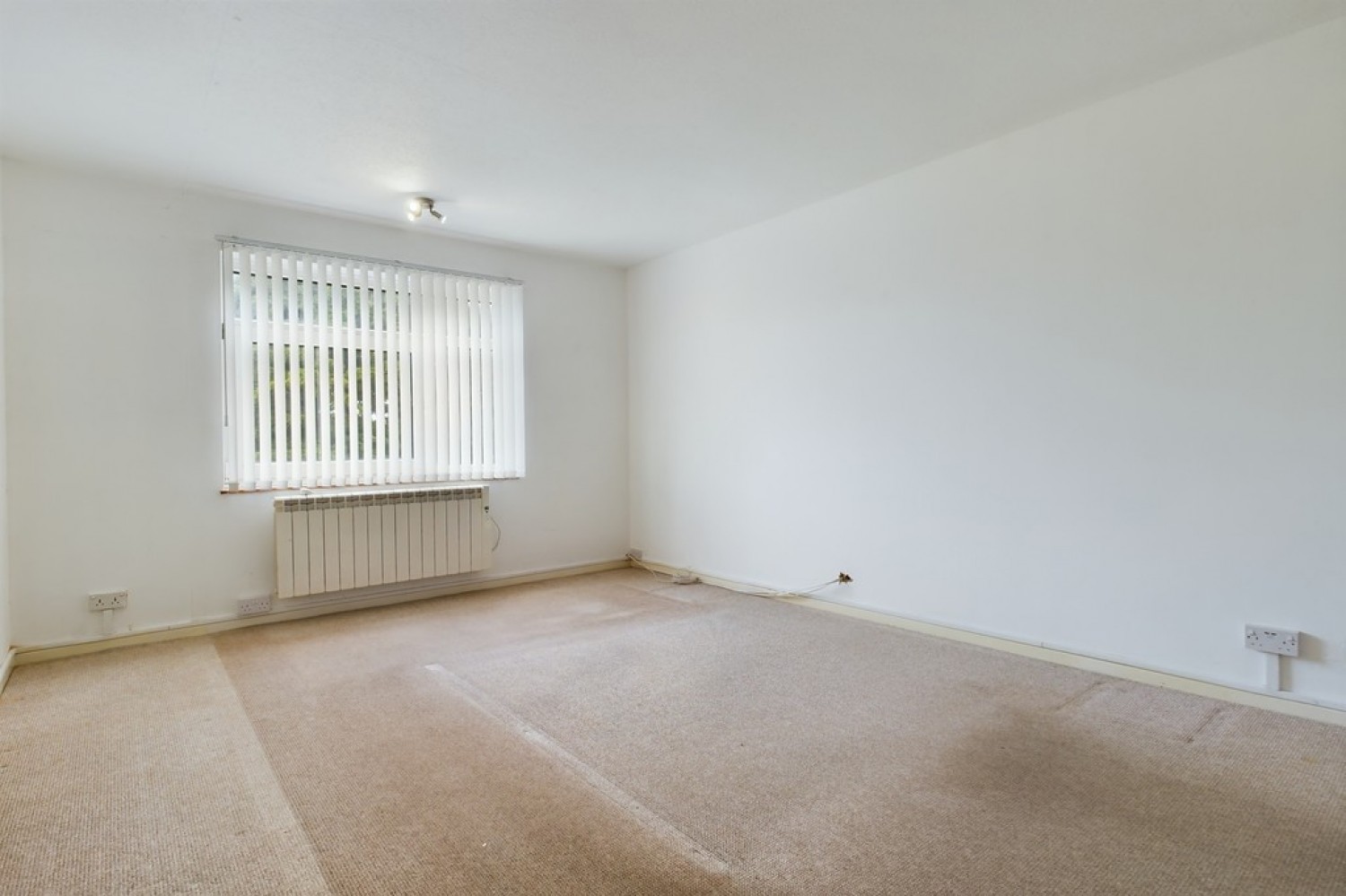 2 bedroom Flat in Dixwell Road, Folkestone