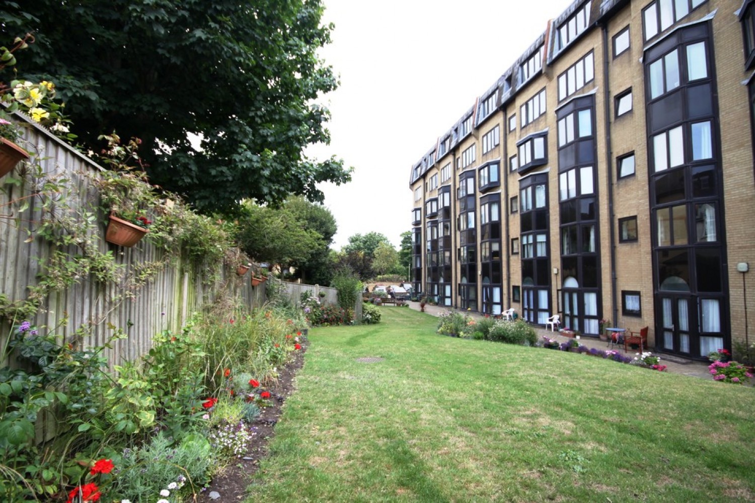 Court Place , Castle Hill Avenue