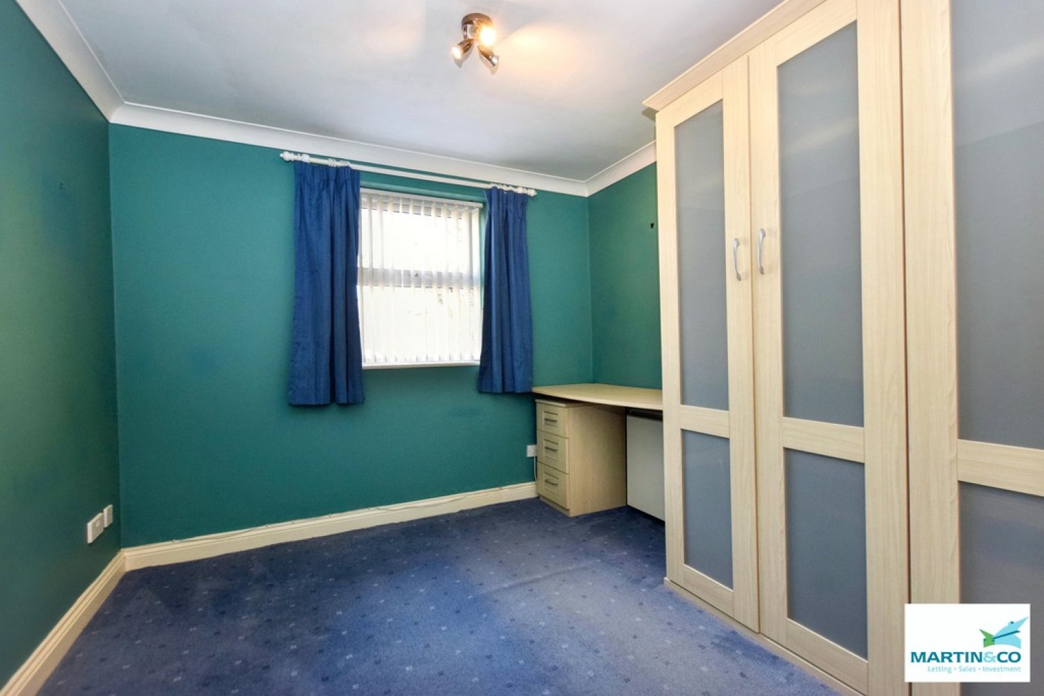 2 bedroom Flat for Sale Queens Park Court, Hinckley
