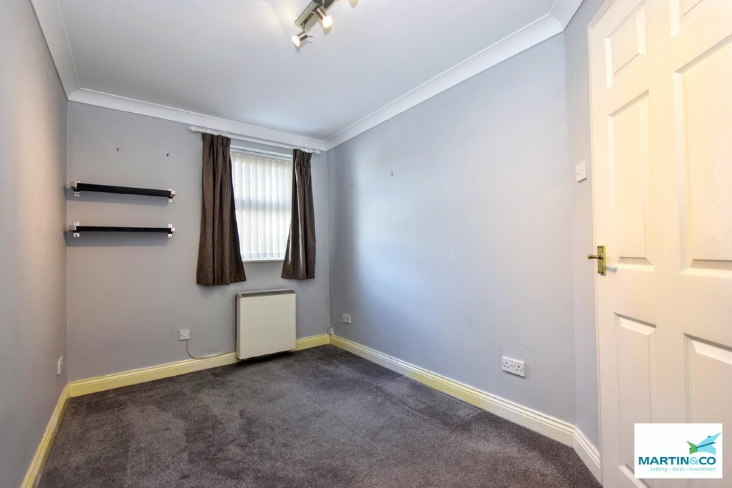 2 bedroom Flat for Sale Queens Park Court, Hinckley