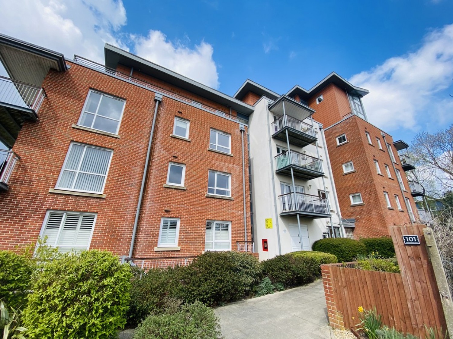 2 bedroom Flat for Letting Newfoundland Drive, Poole
