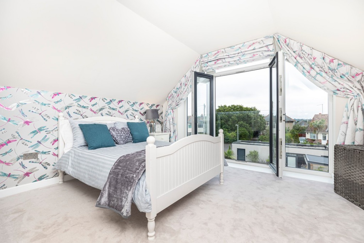 Sherwood Avenue, Whitecliff