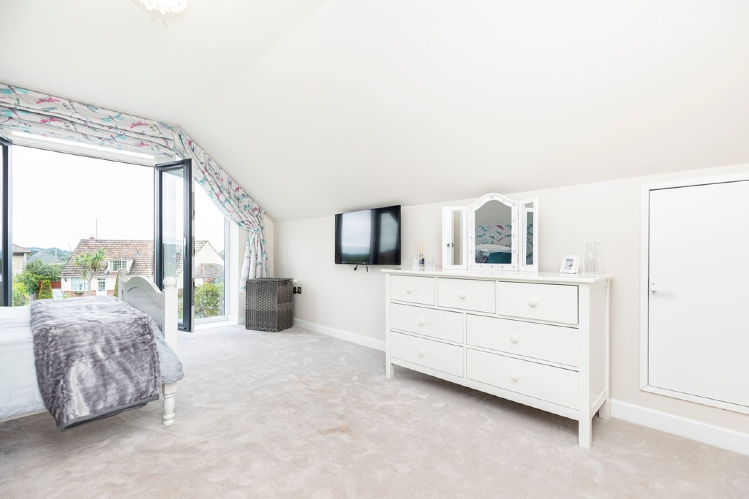 Sherwood Avenue, Whitecliff