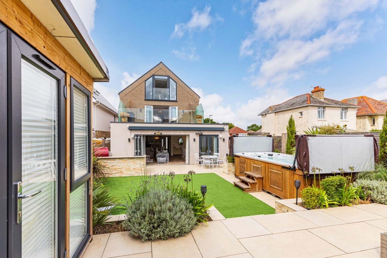 Sherwood Avenue, Whitecliff