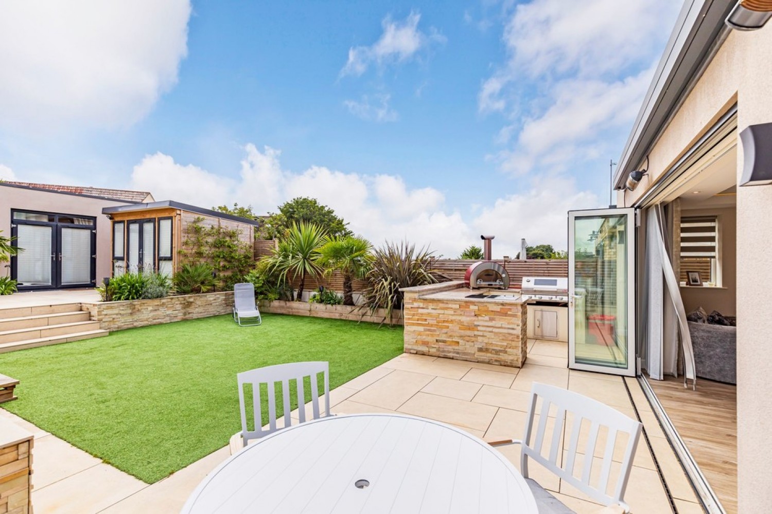 Sherwood Avenue, Whitecliff