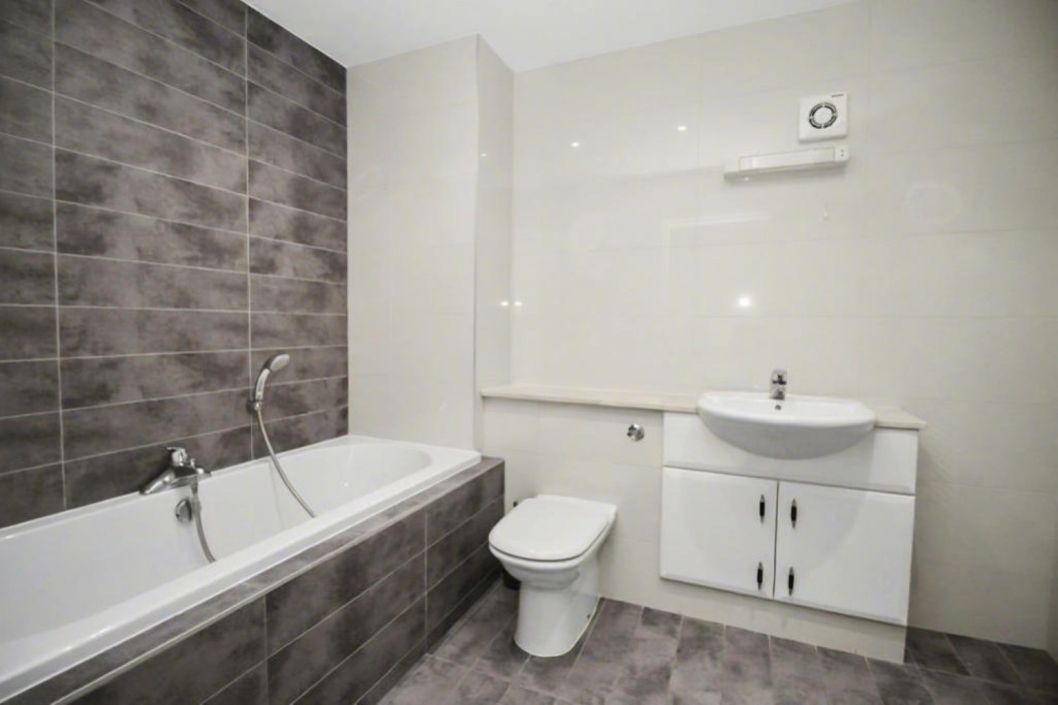 3 bedroom Flat in Strand Street, Poole Quay