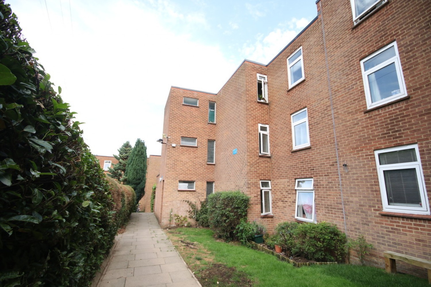 2 bedroom Flat in Halstead Close, Canterbury