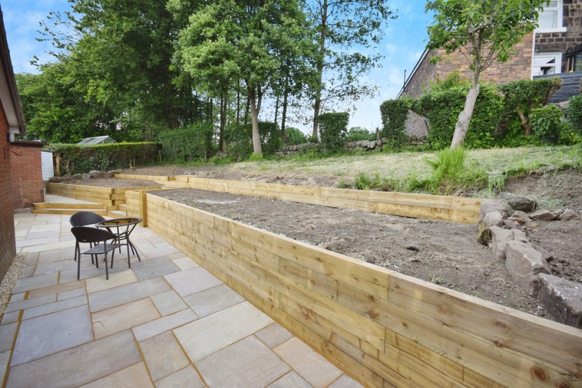 The Green, Brown Edge