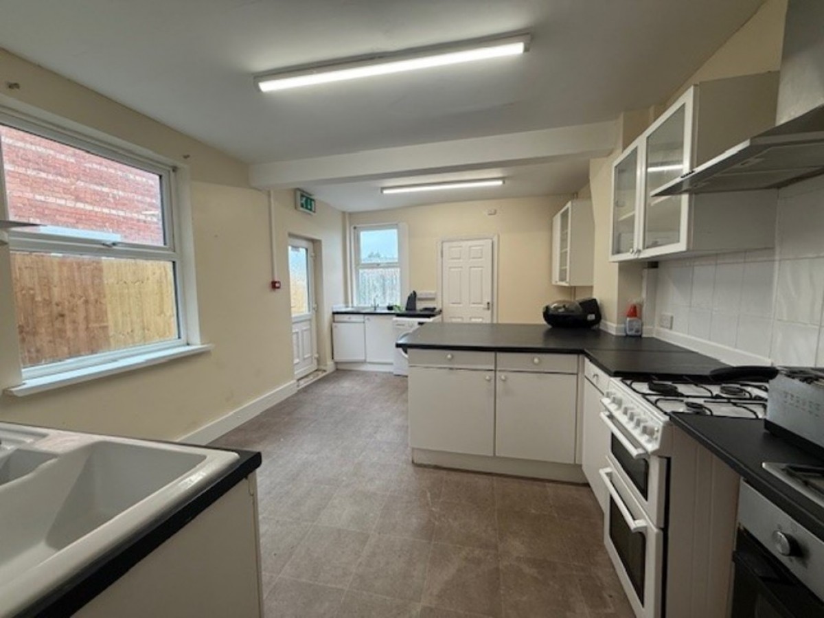 Harlaxton Road House Share