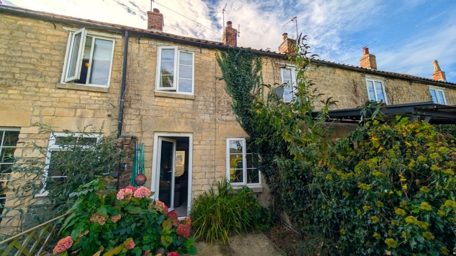 2 bedroom House for Sale The Row, Main Street