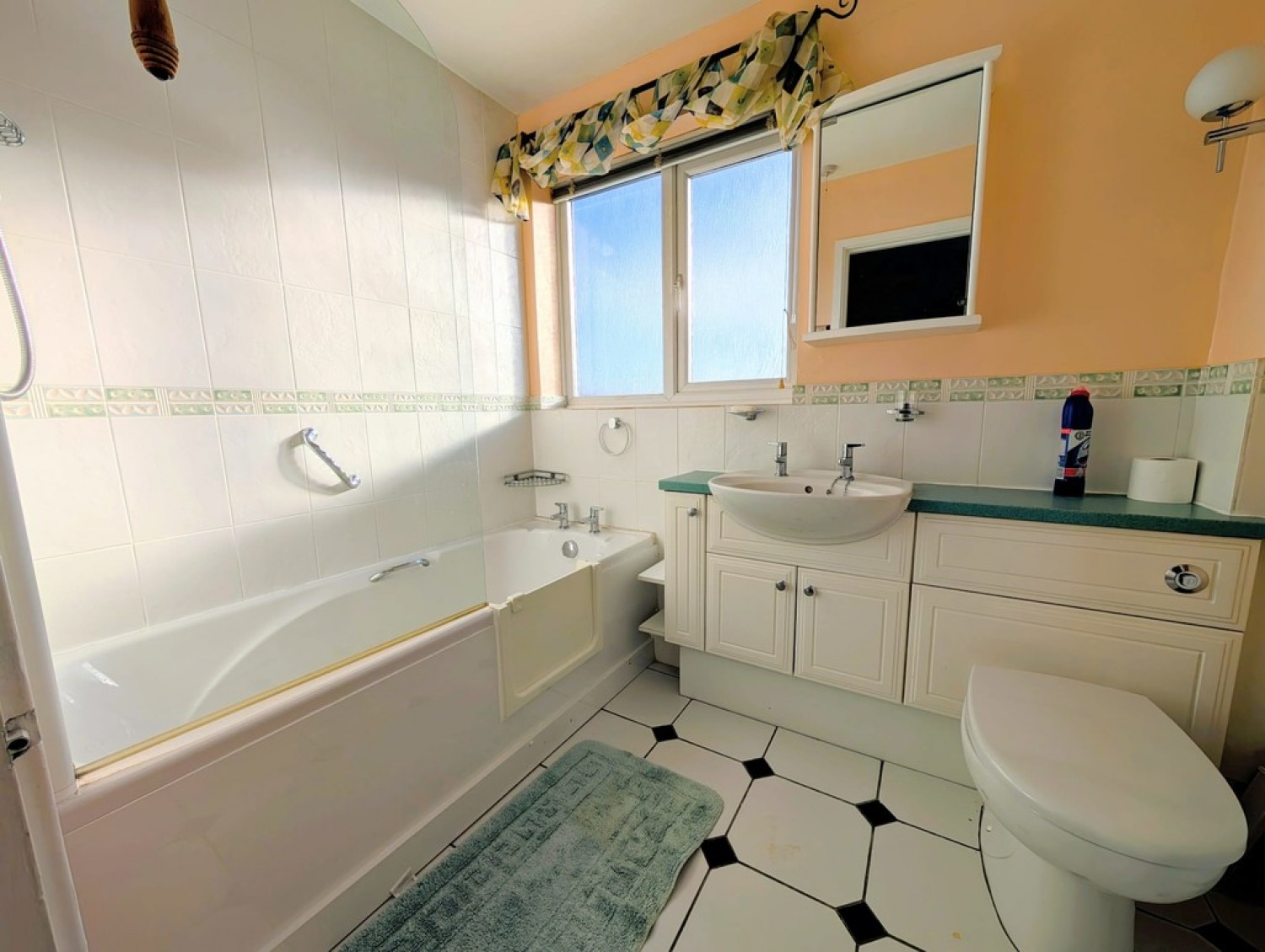 3 bedroom House in Leys Close, Barrowby, Grantham