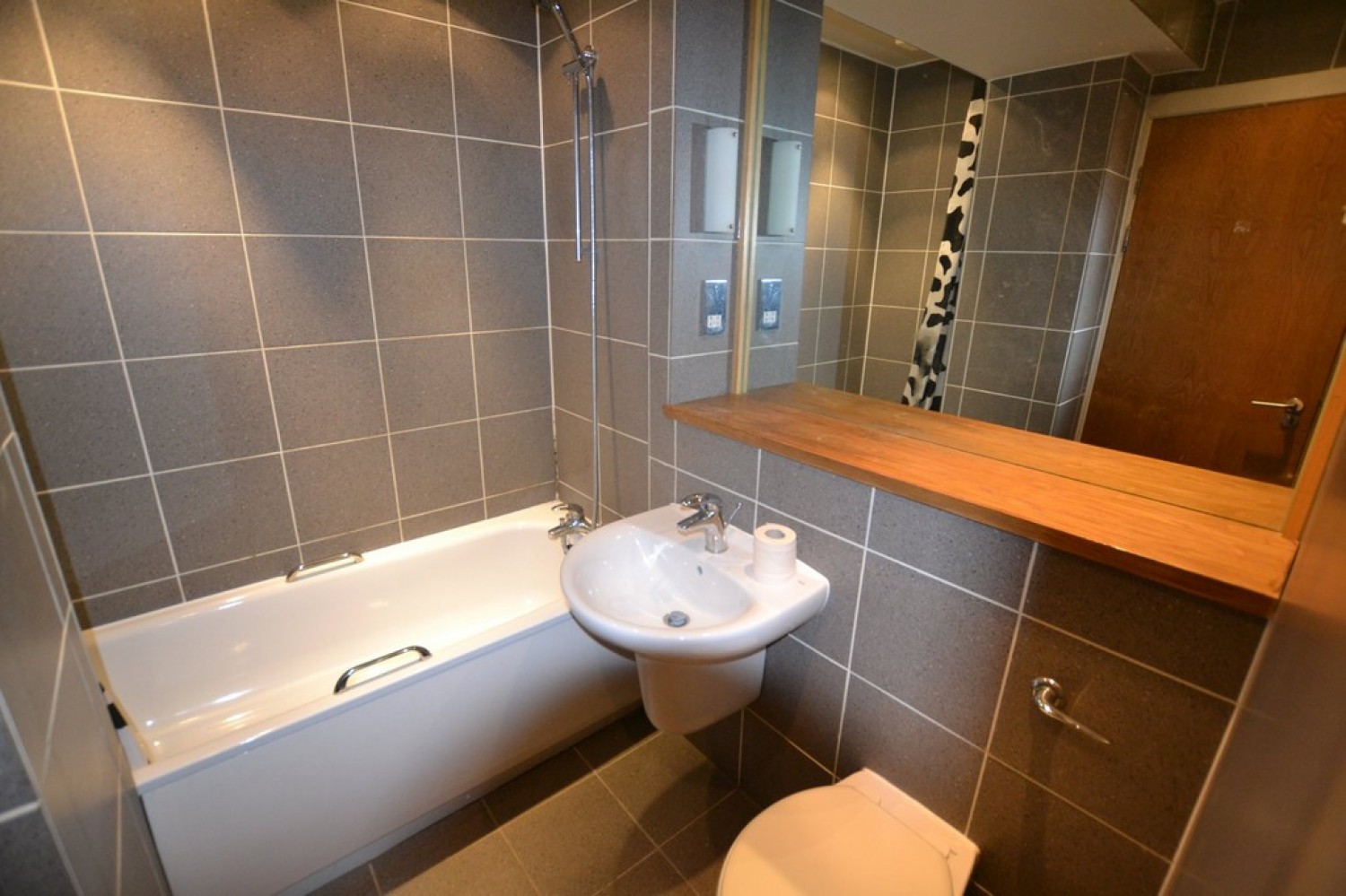 Metroplitan Apartments, 20 Lee Circle