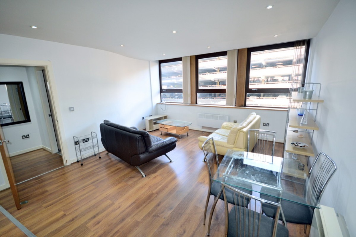 Metropolitan Apartments, 20 Lee Circle