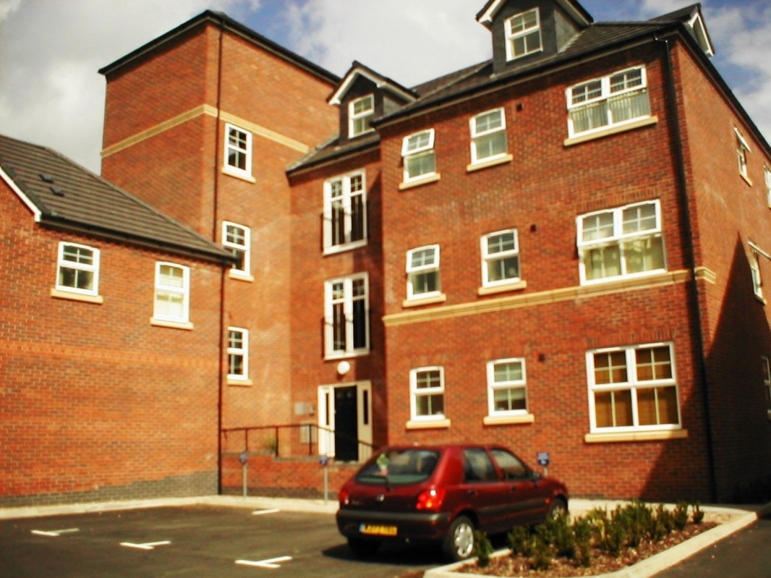 2 bedroom Flat in Montvale Gardens, Central Square