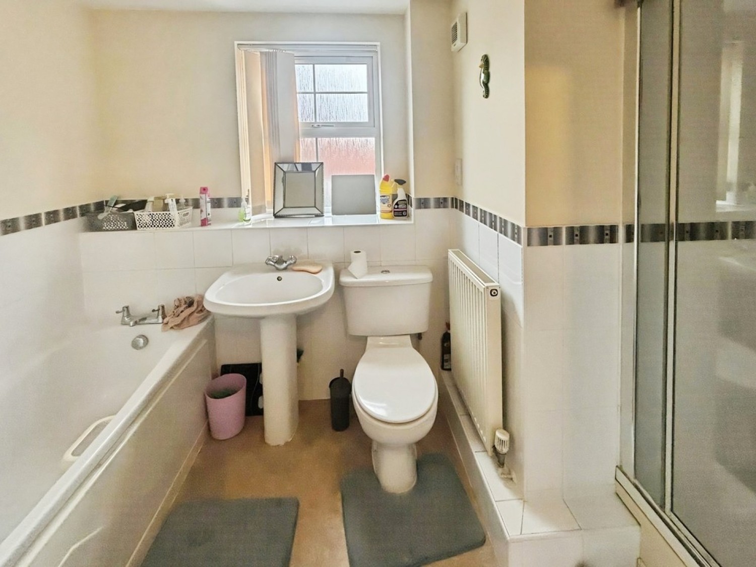 2 bedroom Flat in Montvale Gardens, Central Square