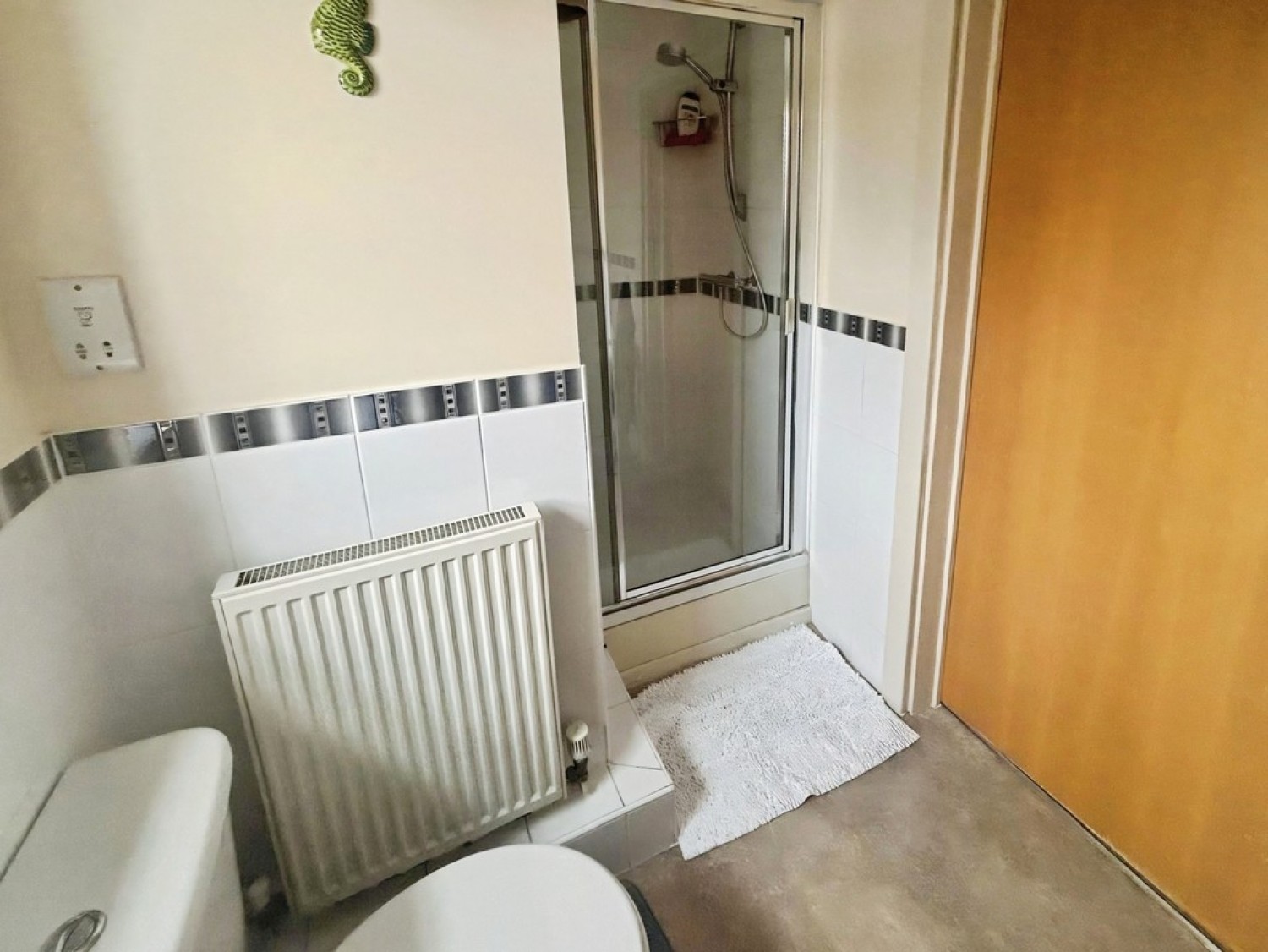 2 bedroom Flat in Montvale Gardens, Central Square