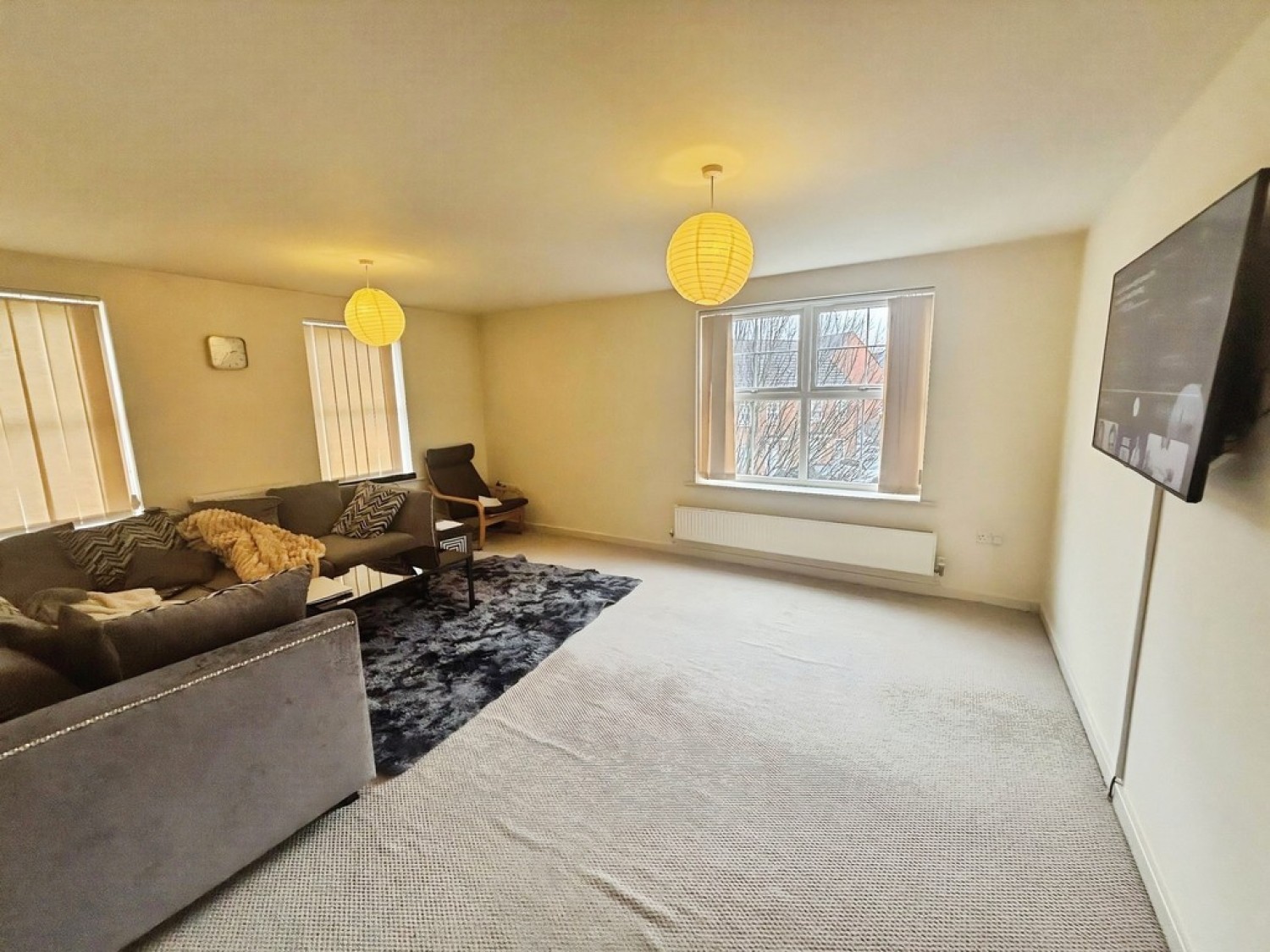 2 bedroom Flat in Montvale Gardens, Central Square