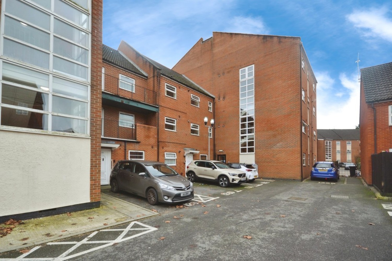 2 bedroom Flat in Larchmont Road