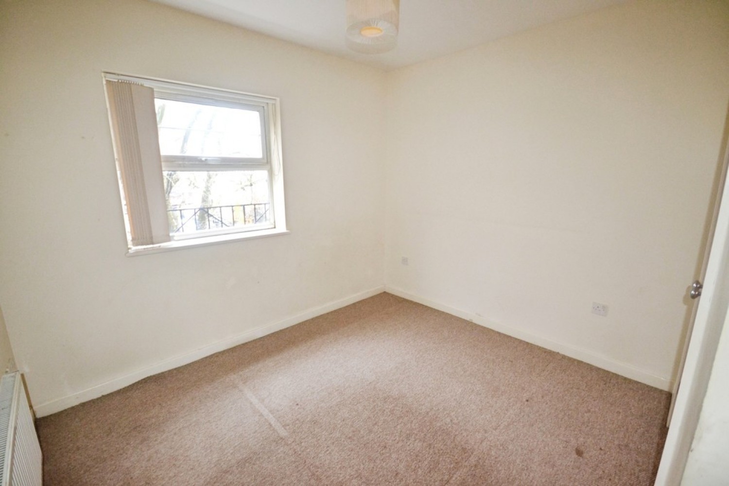 2 bedroom Flat in Larchmont Road