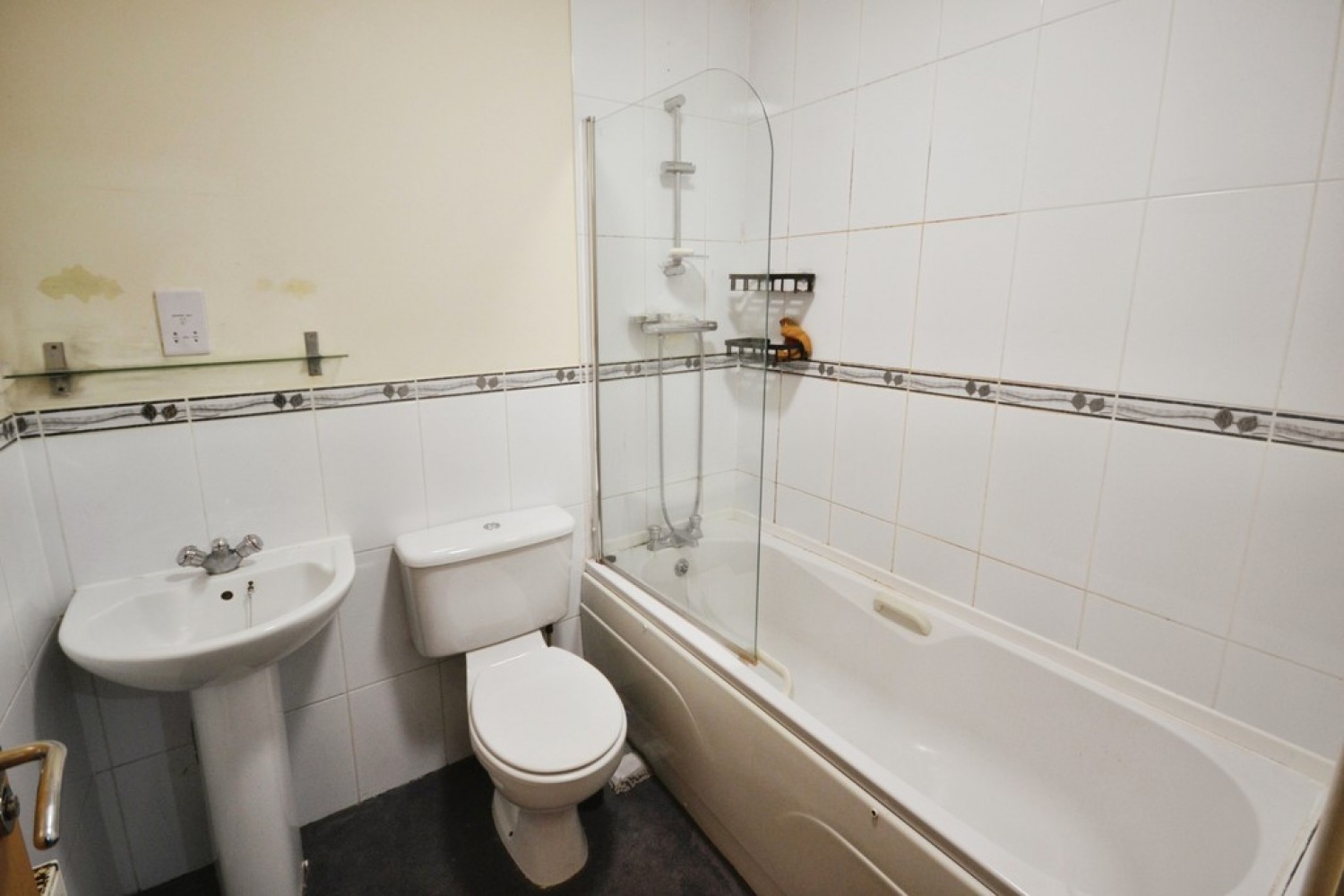 2 bedroom Flat in Larchmont Road