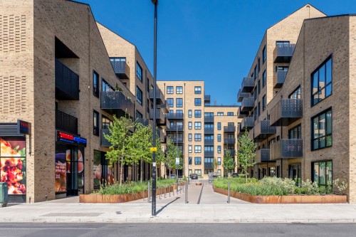 Middle Road, W7