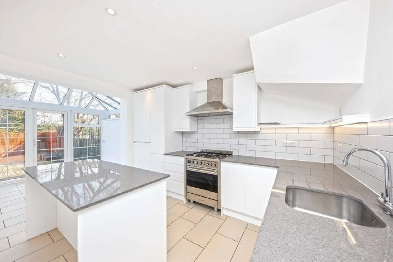3 bedroom House in Park Crescent, Twickenham