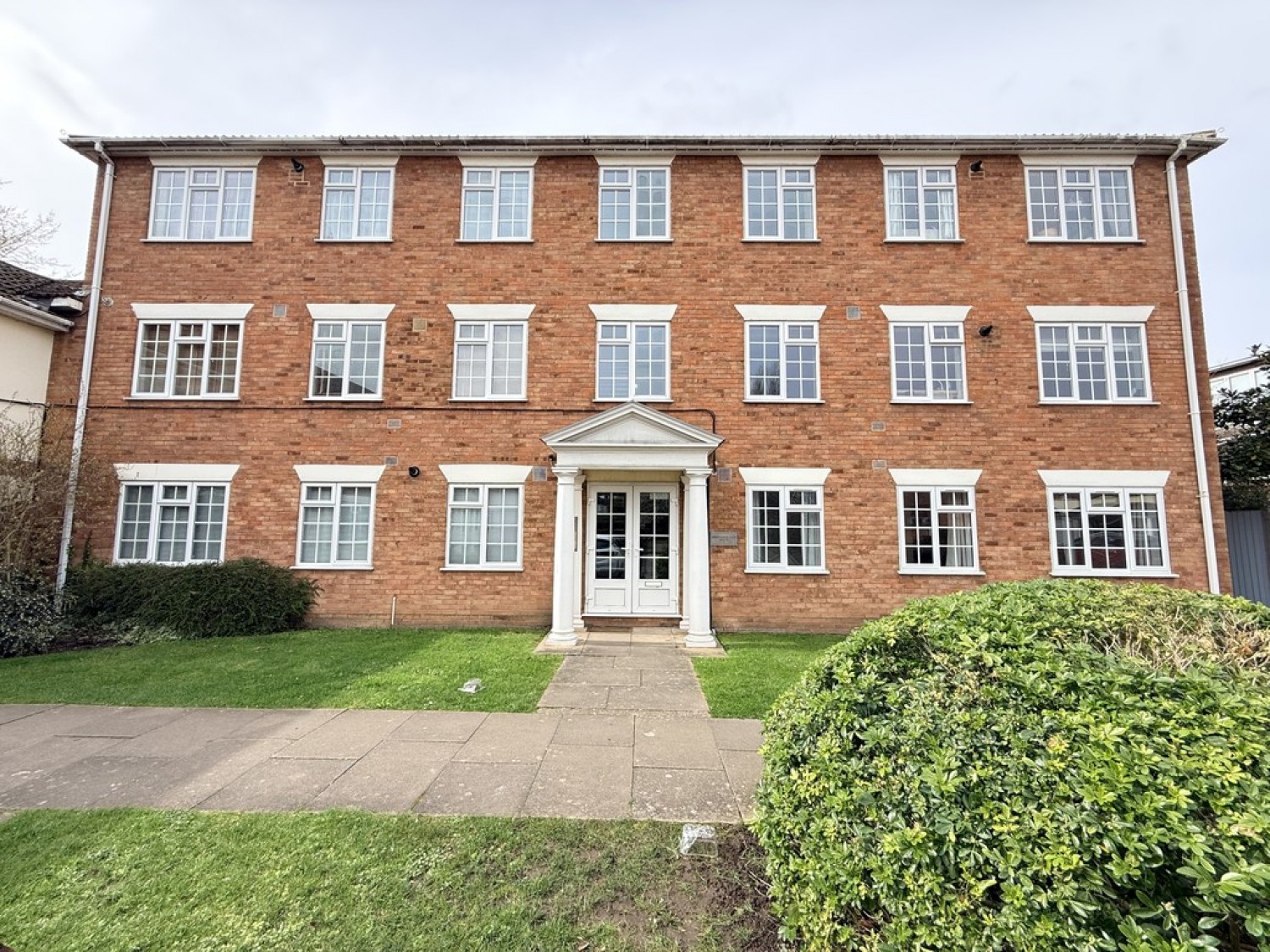 1 bedroom Flat for Sale Abbotsmede Close, Strawberry Hill