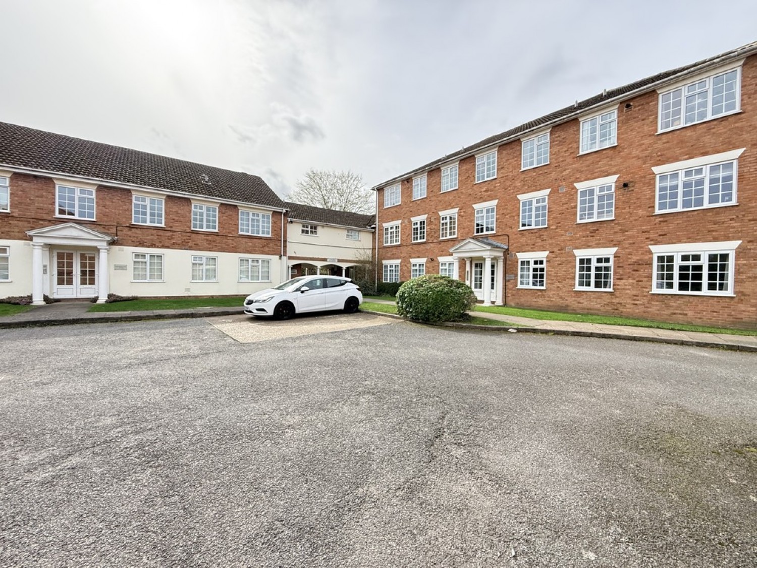 1 bedroom Flat for Sale Abbotsmede Close, Strawberry Hill