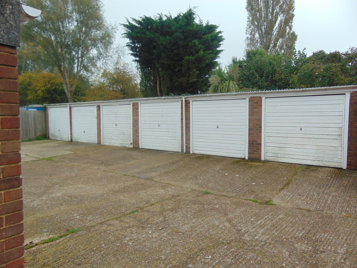Canterbury Court, Wallis Road
