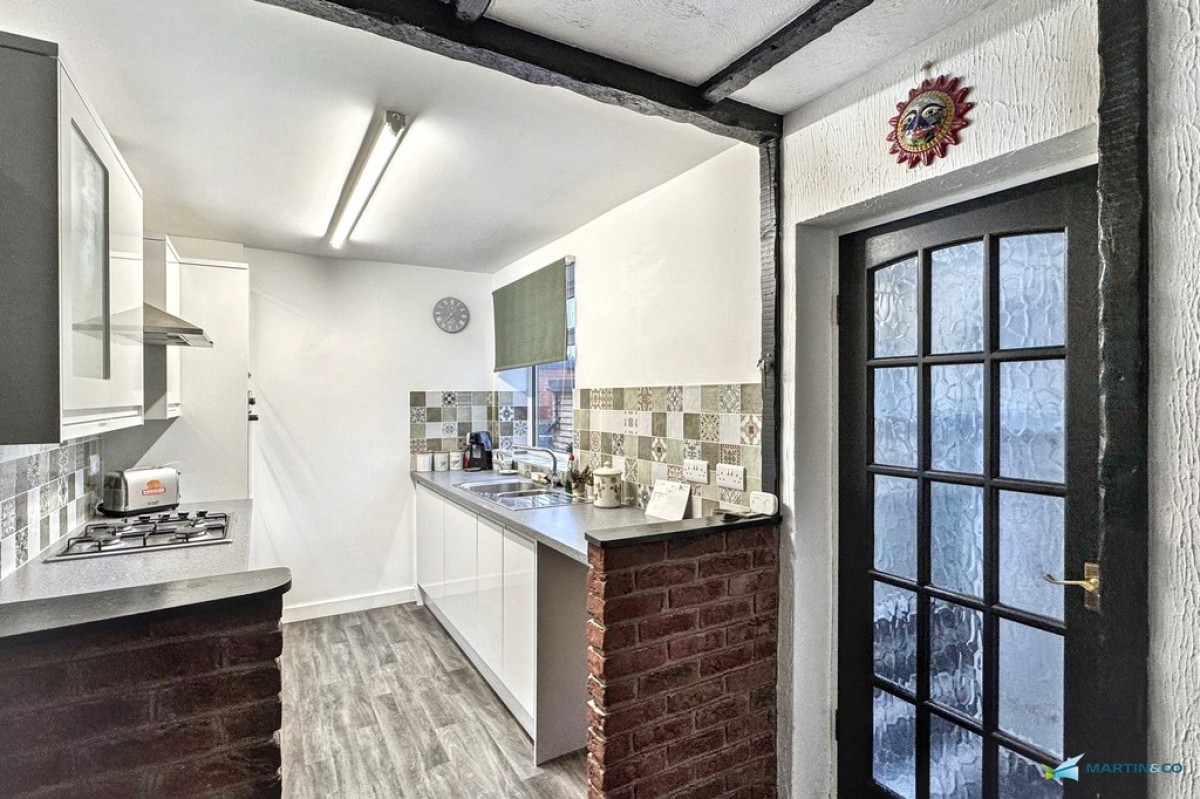 Redsull Avenue, Deal