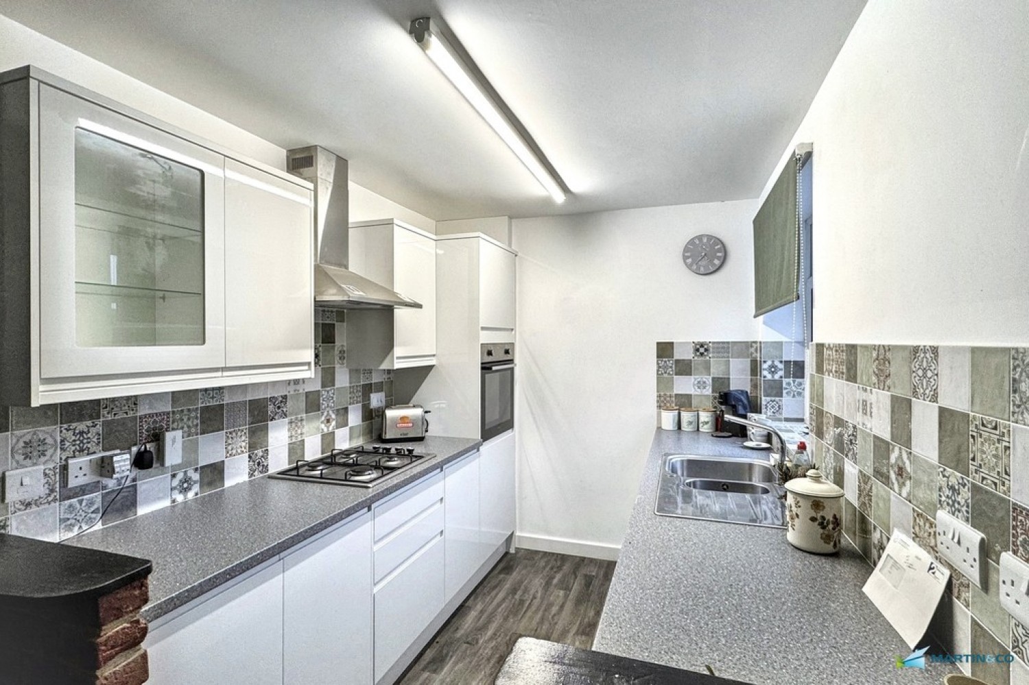 Redsull Avenue, Deal