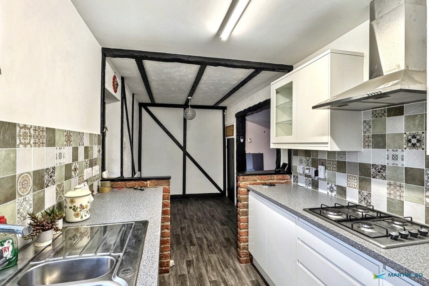 Redsull Avenue, Deal