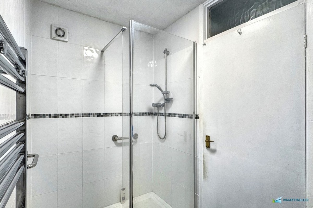 Redsull Avenue, Deal