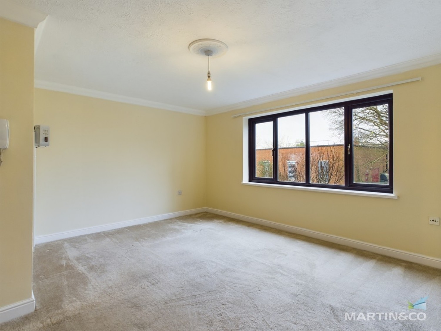 2 bedroom Flat for Letting Croft Avenue East, Bromborough