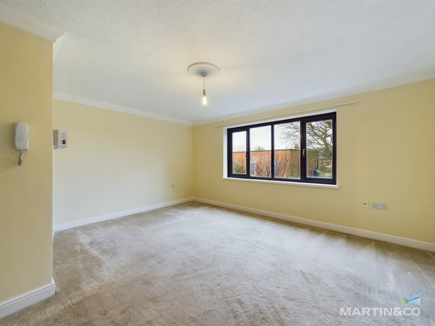 2 bedroom Flat for Letting Croft Avenue East, Bromborough