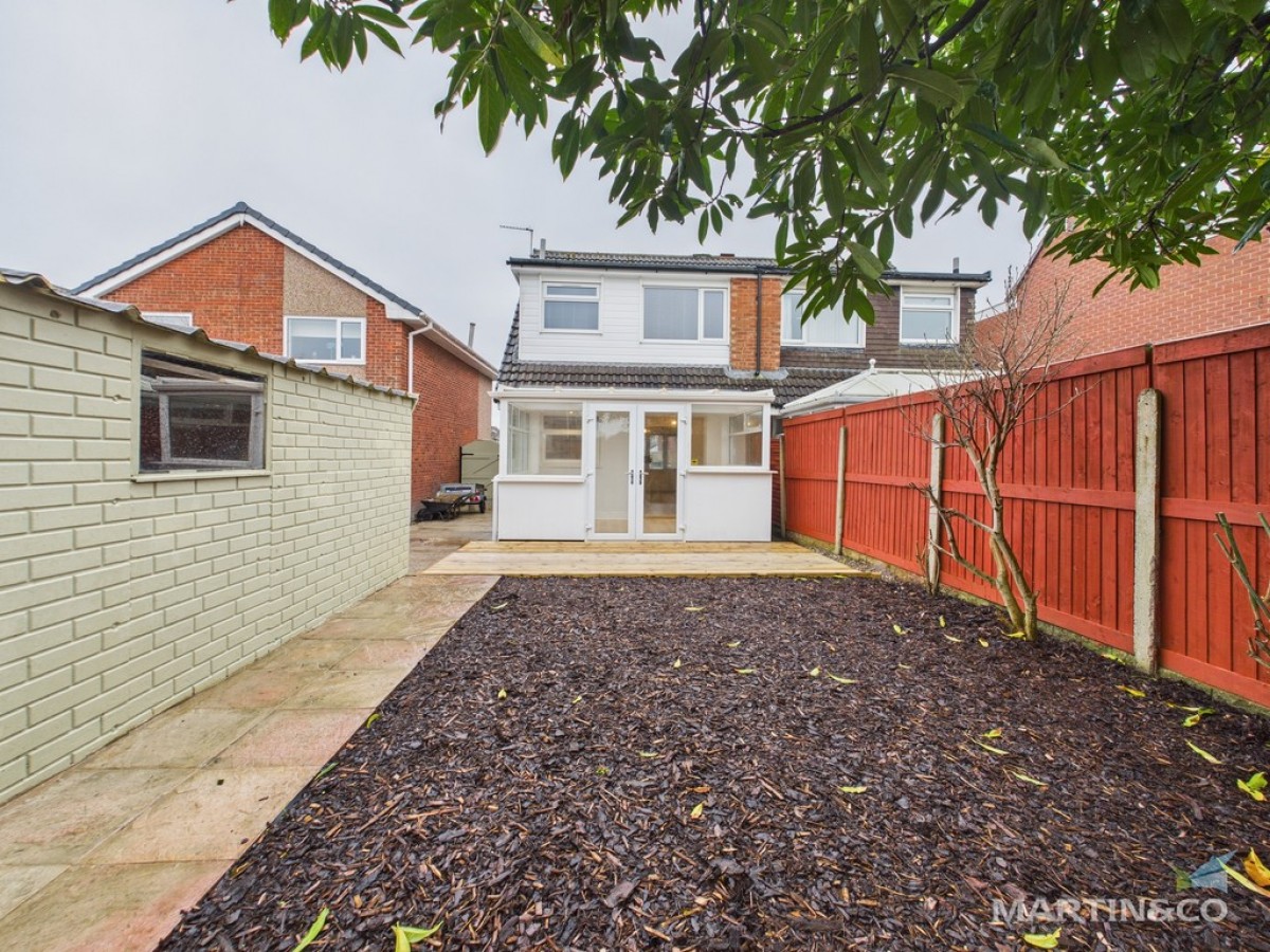 17 Alnwick Drive, Moreton